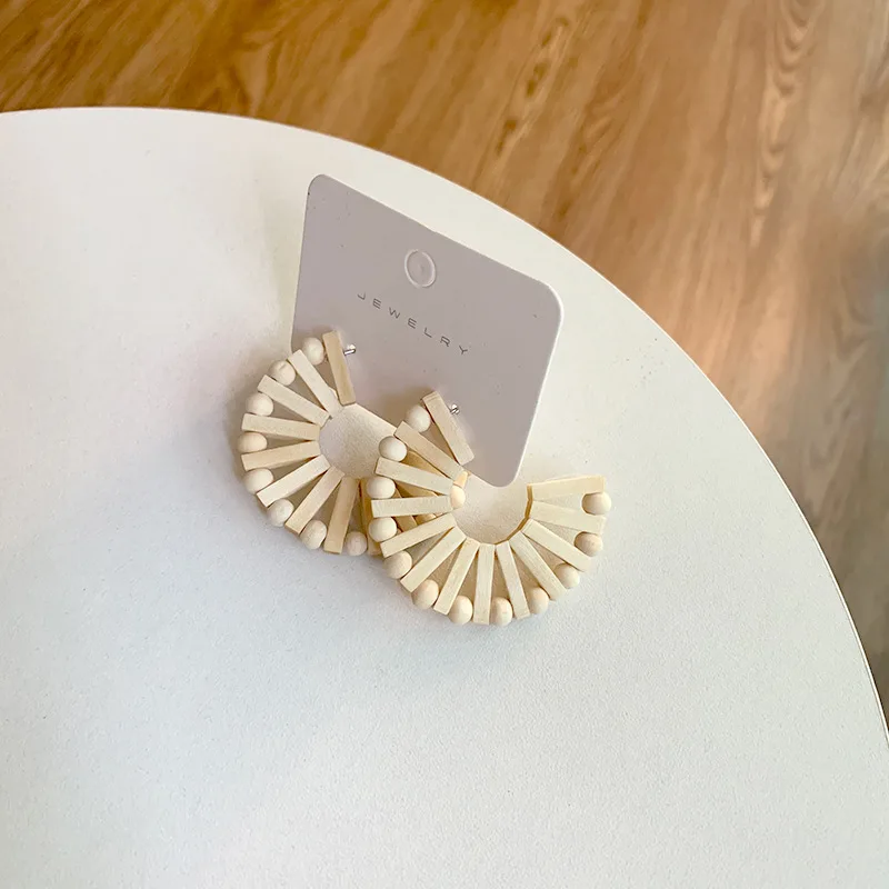 

2021 Hand Made White Statement Wooden Geometric Earrings Wooden Bead Cuboid C Shaped Stud Earrings For Women Gifts