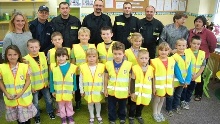 Should kids wear safety vests for road safety on their way to school as in Europe