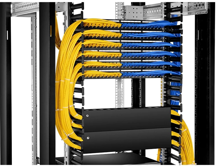 Коммутационное оборудование. Кабель менеджмент в серверной стойке. Северный шкаф кабель менеджмент. Стойка для кабеля. Укладка проводов в серверной стойке.