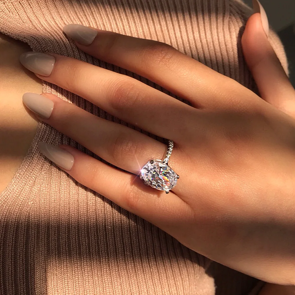 Красивое обручальное кольцо с бриллиантом