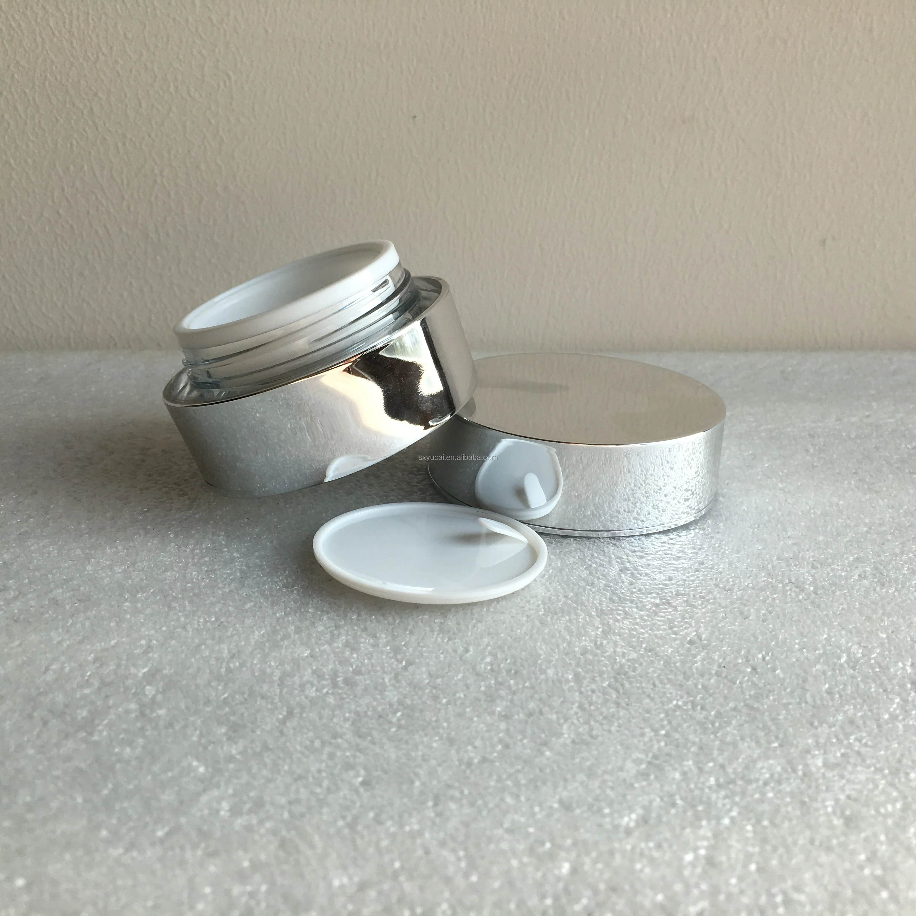 热销15毫升毫米扁平和圆形黑色亚克力膏霜瓶眼霜胶罐银盖瓶