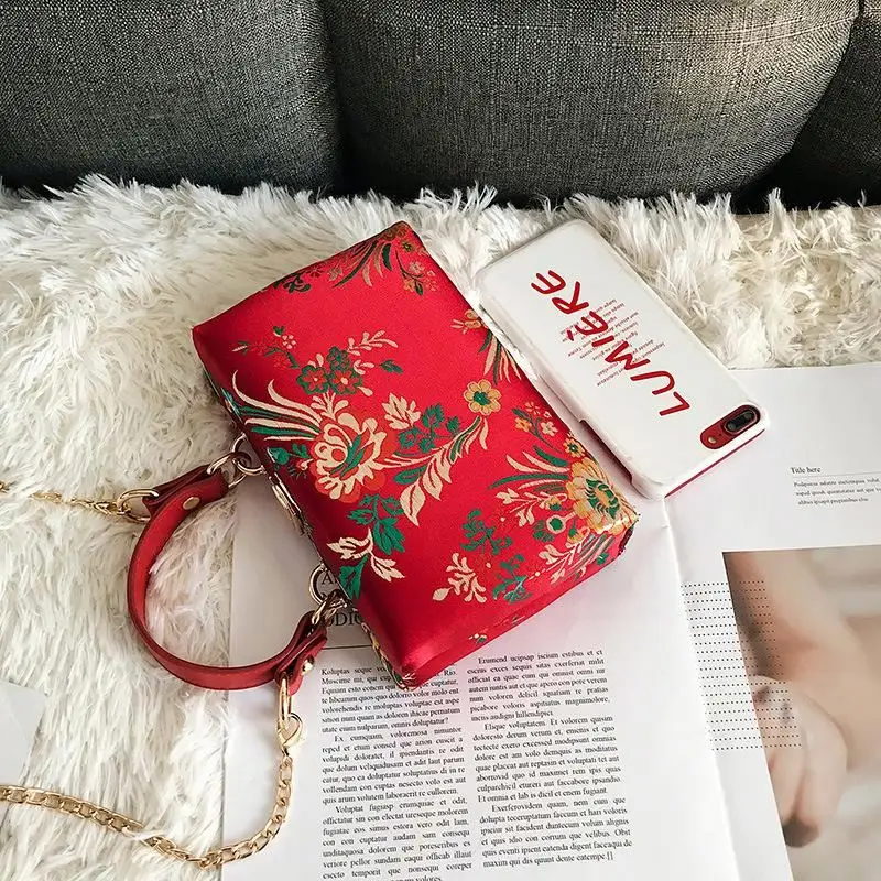 

Ins Hot Embroidered Flower Retro Fashion Party Clutch Bags Ladies Fancy Crossbody Chain Purse Handbags