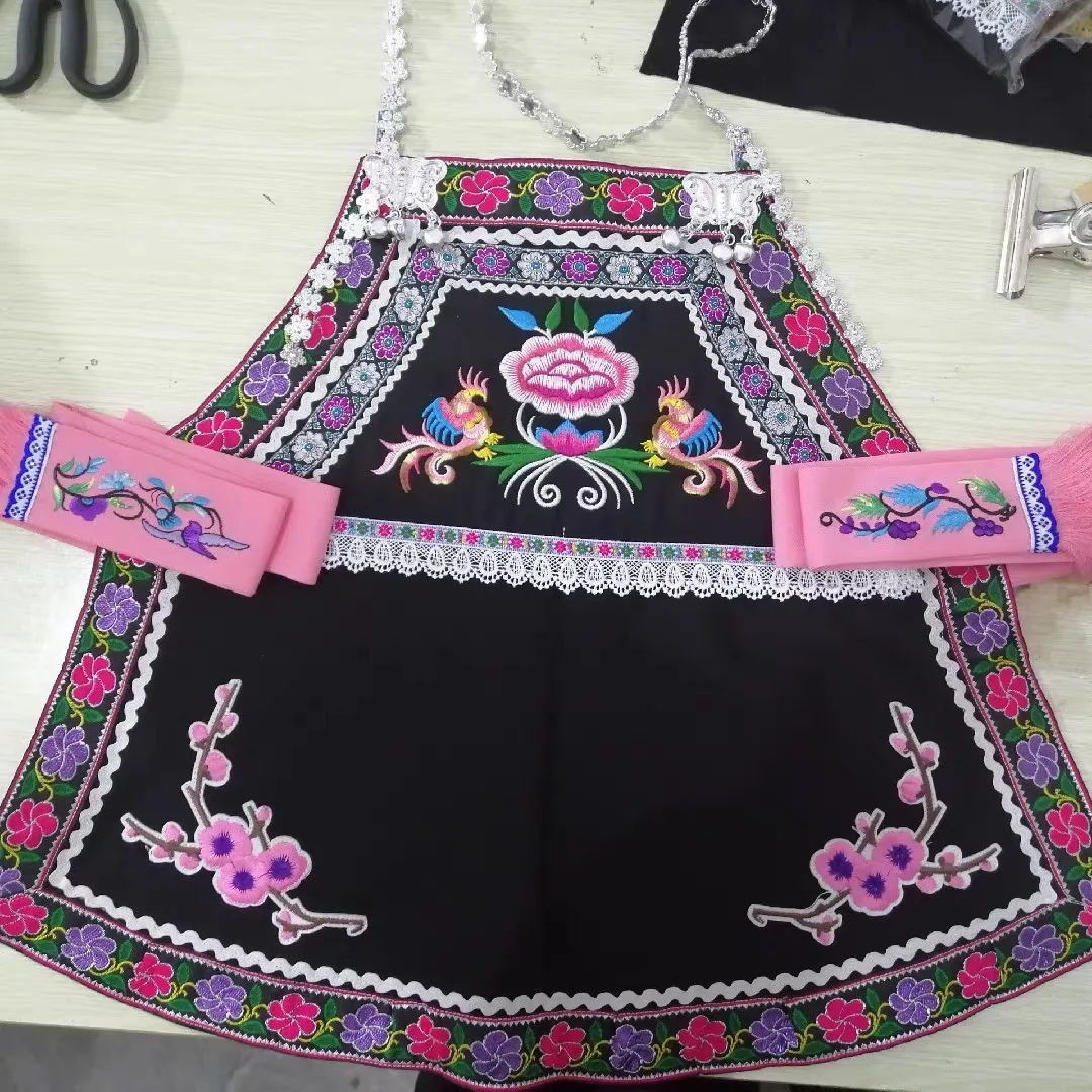 

Chinese national apron, Black