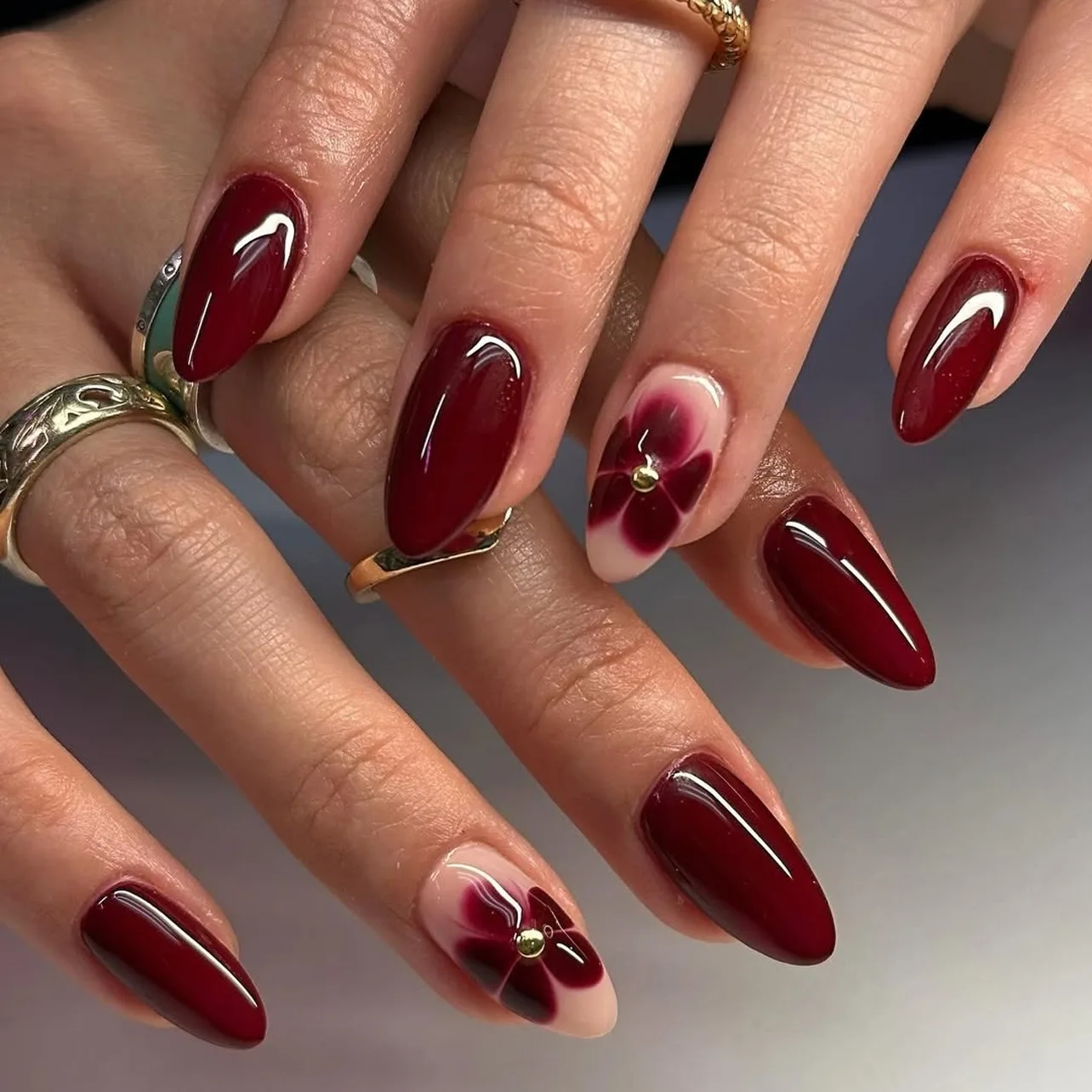 24 Pcs/set Soft Acrylic 3695 Simple Red Elegant High-end Floral Accents Short Almond Press on Nails Artificial Fingernails