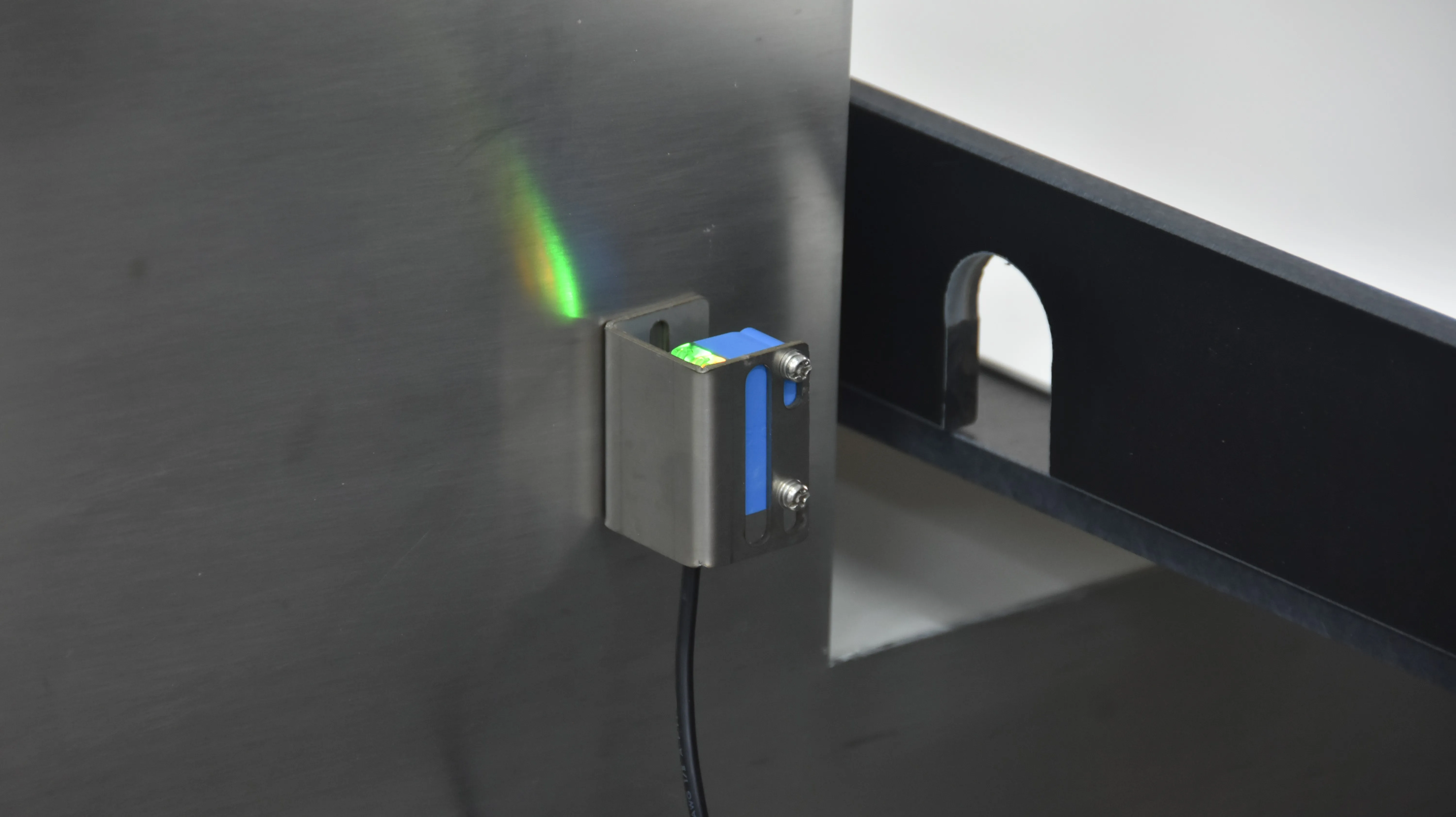 CQ-910K precision sensor with status LED
