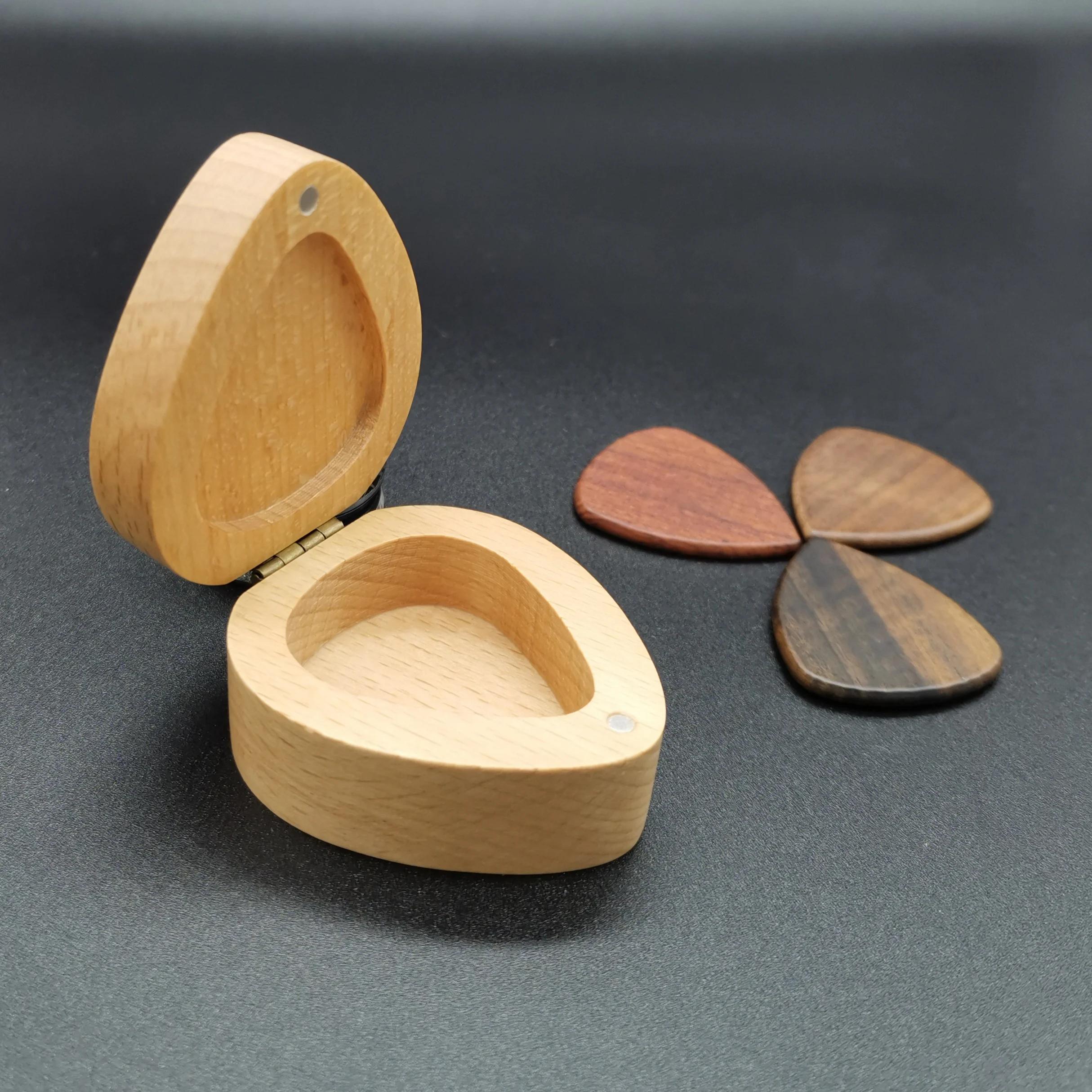

Factory direct sales can be customized logo beech heart-shaped guitar pick box Applicable to Bess / ukulele, Canary yellow/log