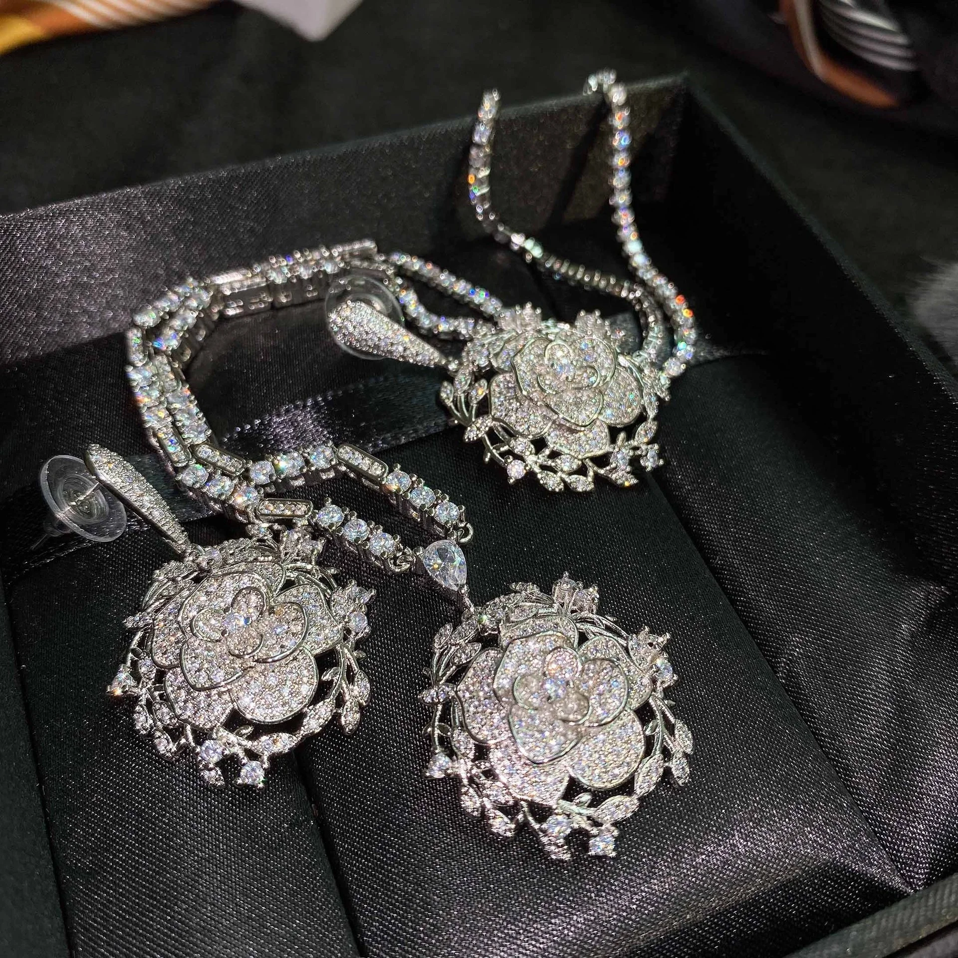

Luxury Dazzling CZ Hollow Flower Earrings Necklace Pendants Chain Charm Wedding Jewelry Set, Customized color
