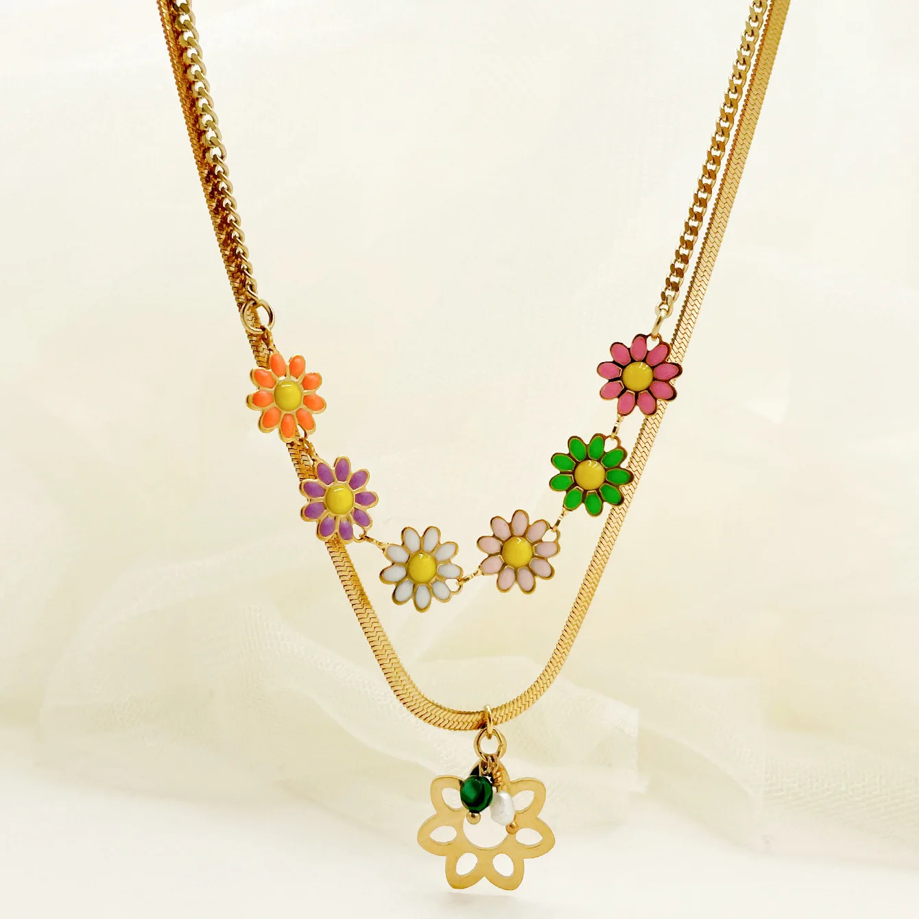 

2023 Summer Fine Double Layered Flower Pendant Necklace Gold Plated Stainless Steel Colorful Daisy Flower Necklace For Women