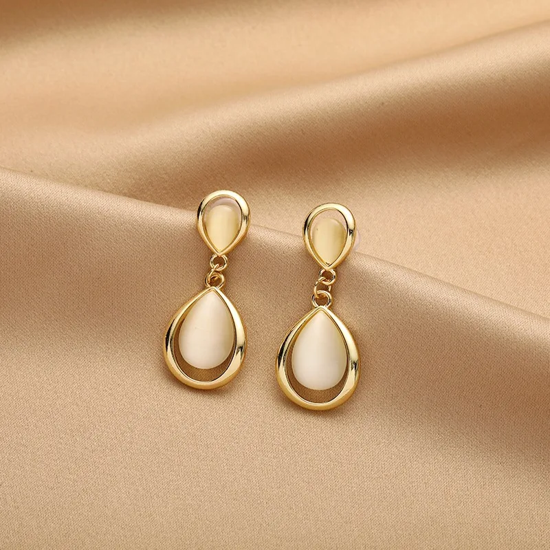 

S925 Silver Needle Fashion Simple Cat Eye Stone Earrings High Grade Light Luxury Earrings Wholesale