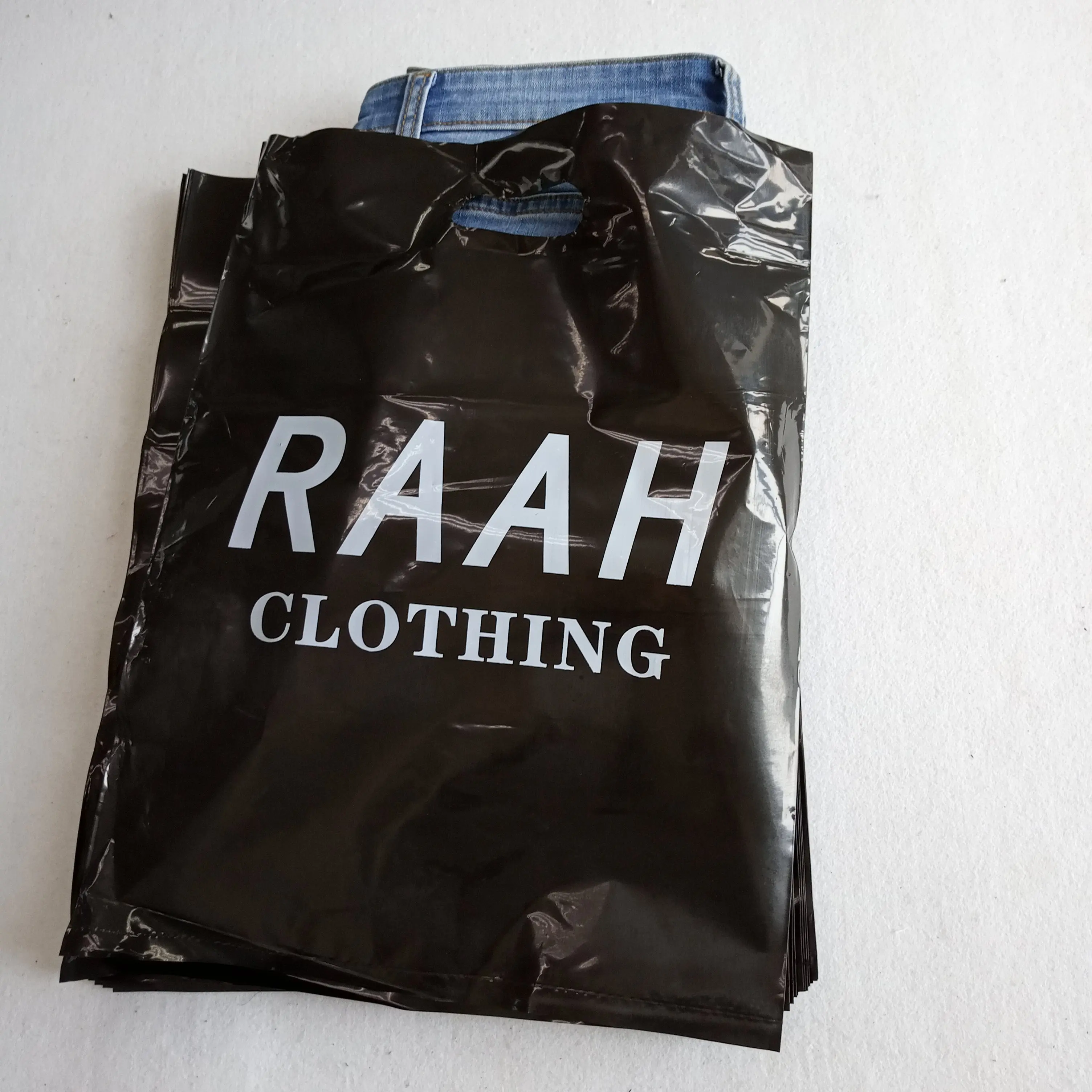 

Wholesale custom die cut handle bag plastic shopping bags black for cloth packaging, Customized color