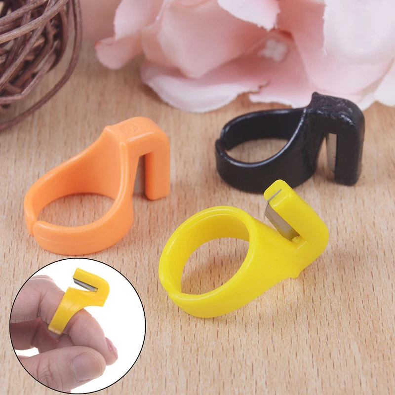 

3pcs Plastic Sewing Thimble Ring with Blade Finger Thimble Thread Cutter Crafts Sewing Accessories Tangent Tool Radom Color