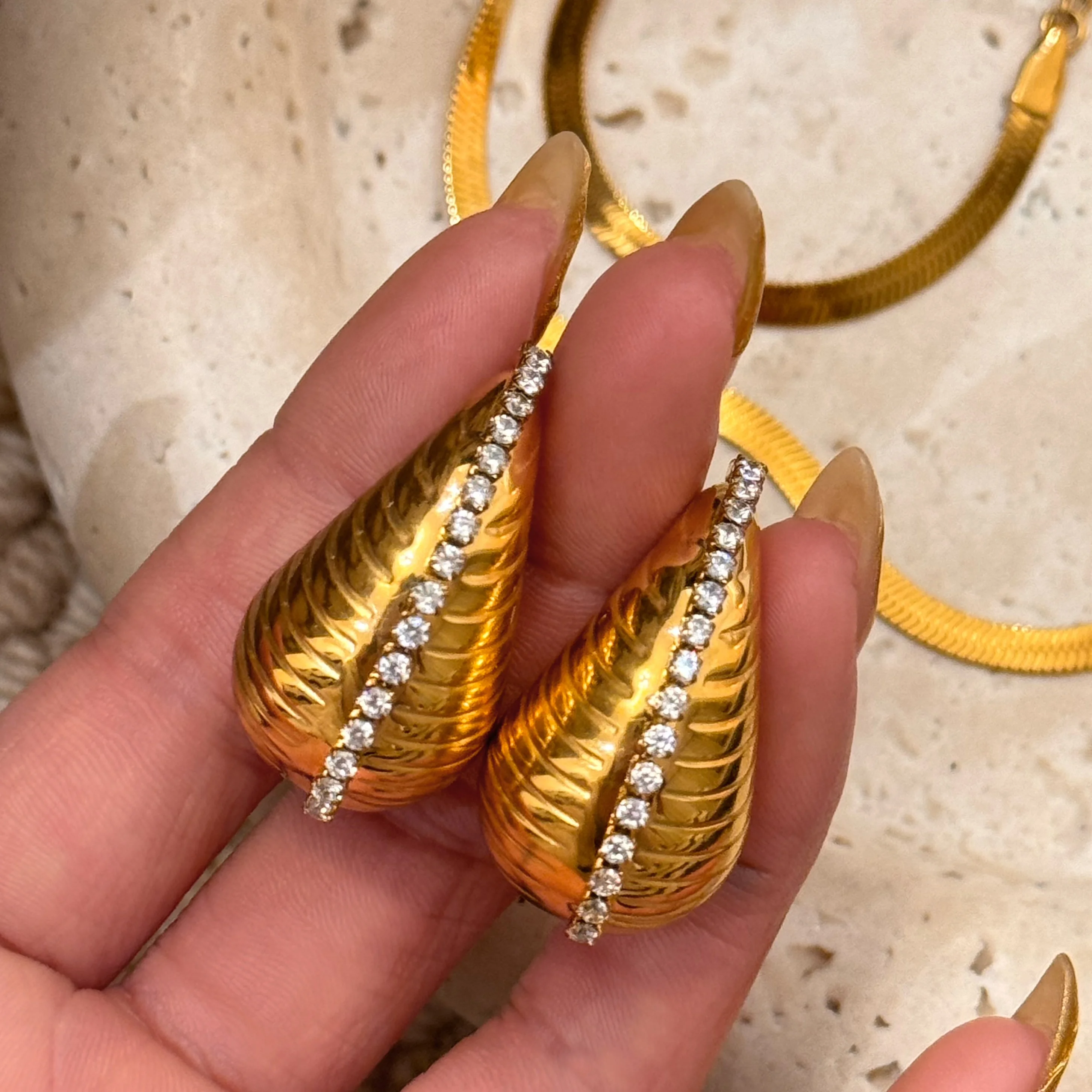 

Dazan New 18k Gold Plated Unique Hypoallergenic Stainless Steel Vintage Super Shine Striped Zircon Teardrop Earrings For Women