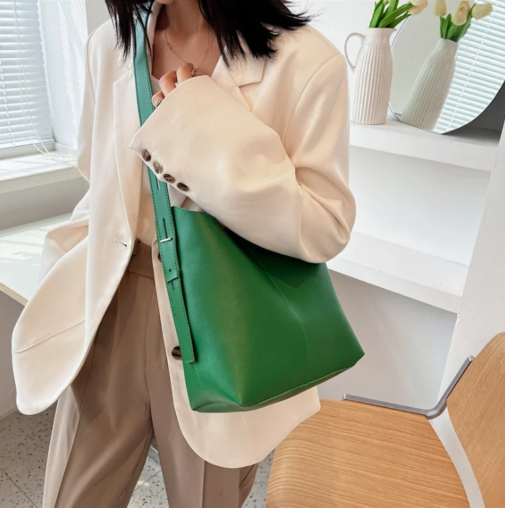 

Large Capacity PU Bucket Bag Autumn Winter 2021 New Korean Fashion Single Shoulder Bag With Magnetic Buckle, As photo show