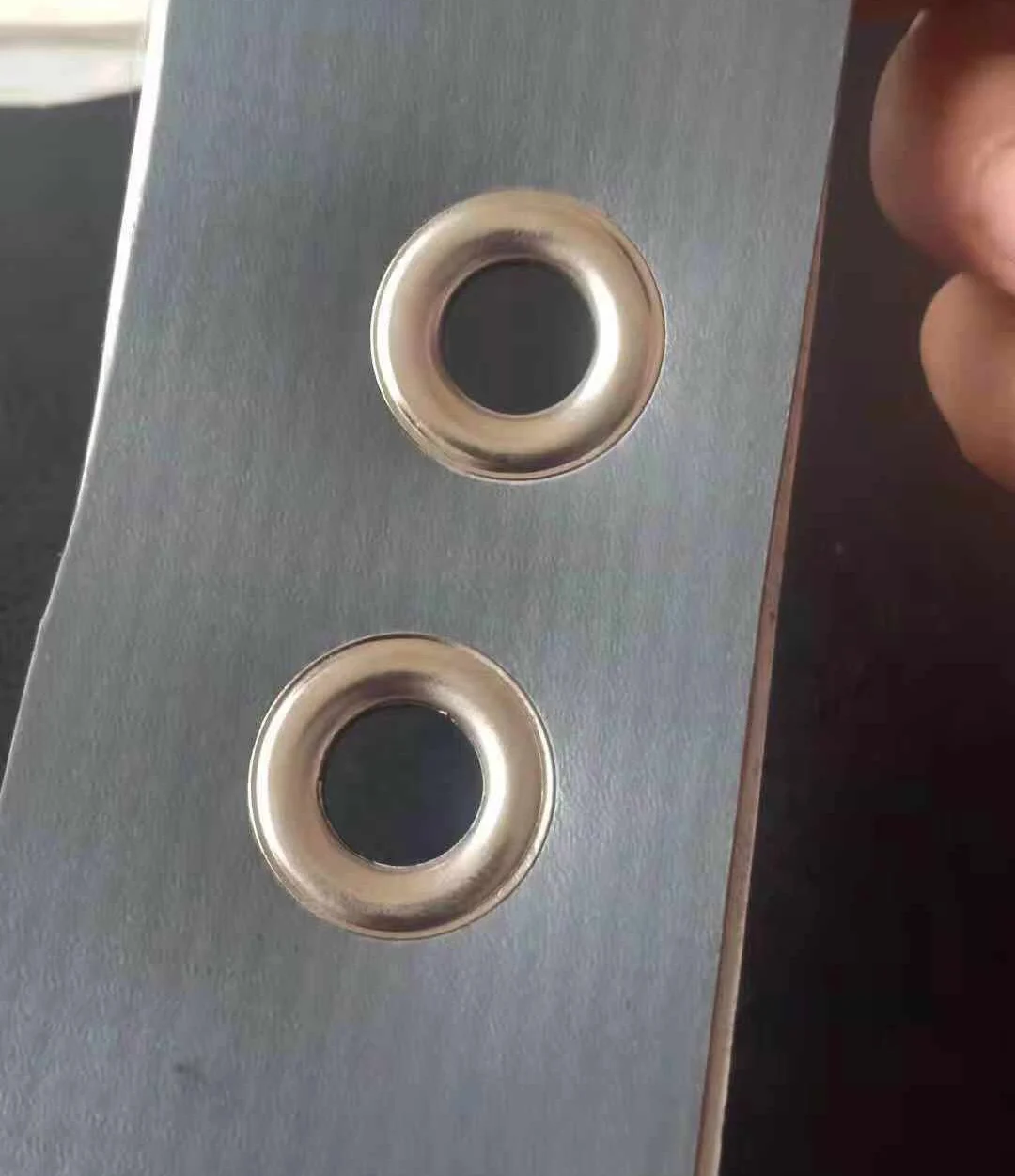 eyelet machine for banner.JPG