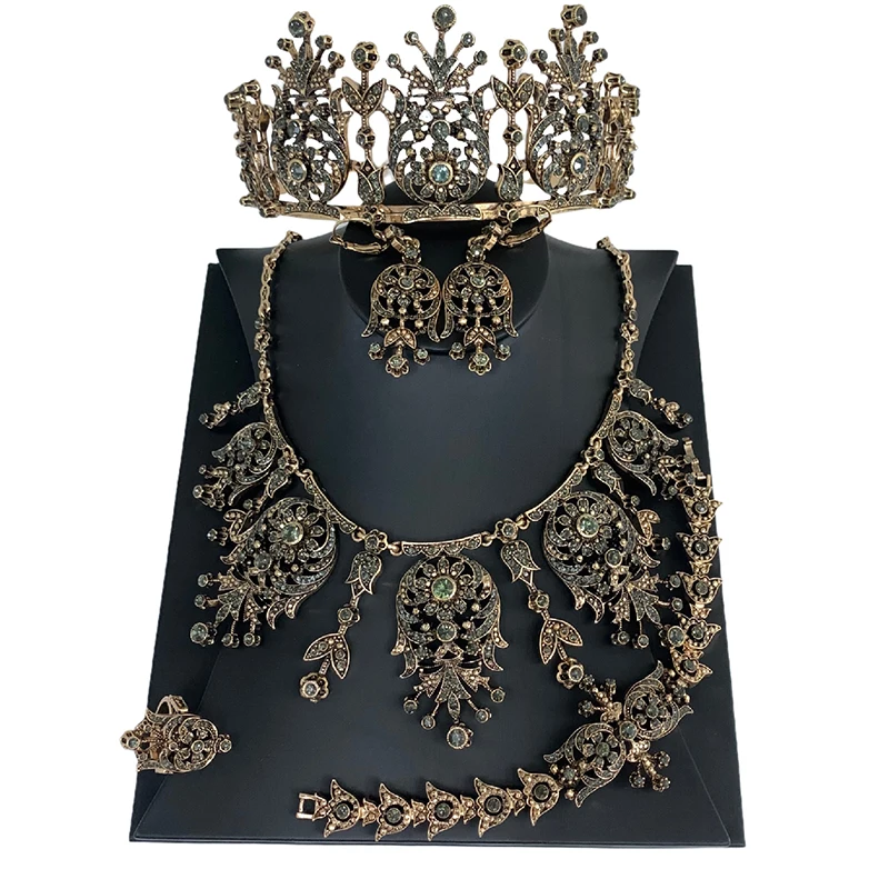 

Turkish Bride Wedding Dress Decorated with Jewelry Arabian Gold Jewelry Set, Colorful