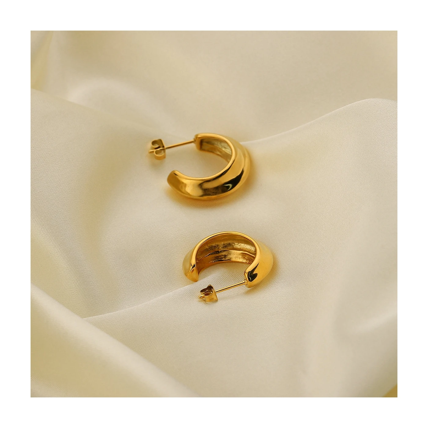 

Wholesale waterproof small fragrance diamond check c-shaped gold jewelry non tarnish 2021 cc stainless steel chunky earrings, As the picture shows