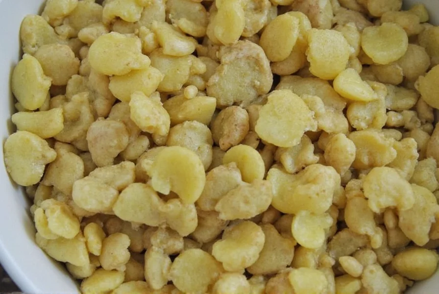 Hausgemachter Ingwerwein in Glasflaschen mit frischem Ingwer