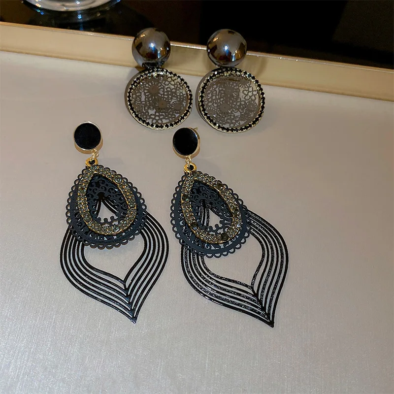 2022 OEM Wholesale New Korean Personality Black Ring Temperament Hollow-out Pattern Pendant Drop Earring Women