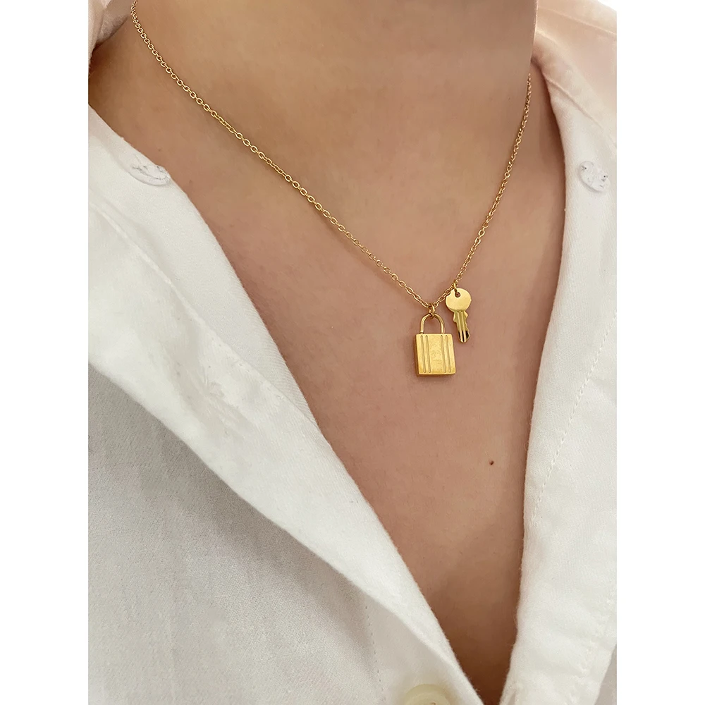 

Tarnish Free Lock and Key Small Pendant Necklace Carved Stripes Stainless Steel Necklaces Street Chic French Fashion Jewelry Hot, Gold