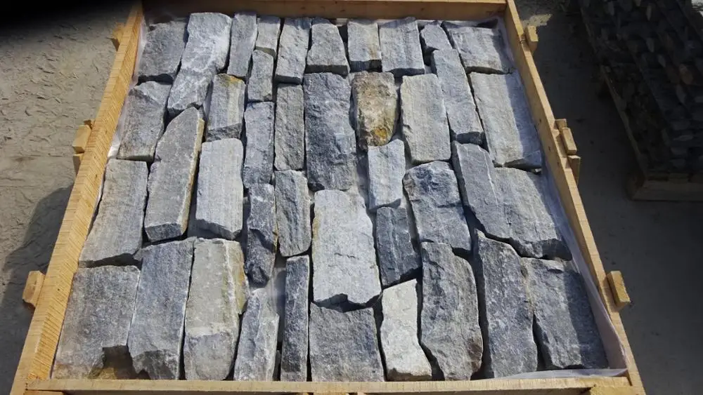 蓝色与铁锈石英石干堆积石墙覆层价格为挡土墙