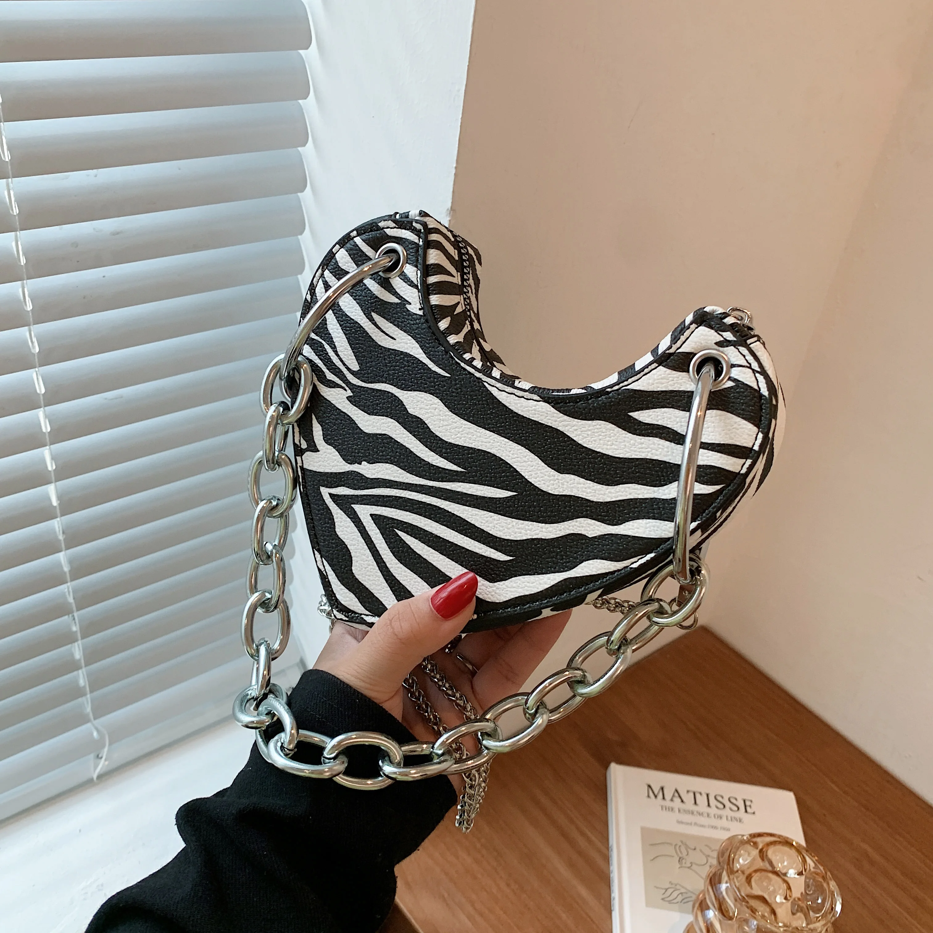 

Wholesale Girls Animal zebra leopard print cute heart shape Chain Purses Fashion Coin Money Purse bags Handbags for Women 2021