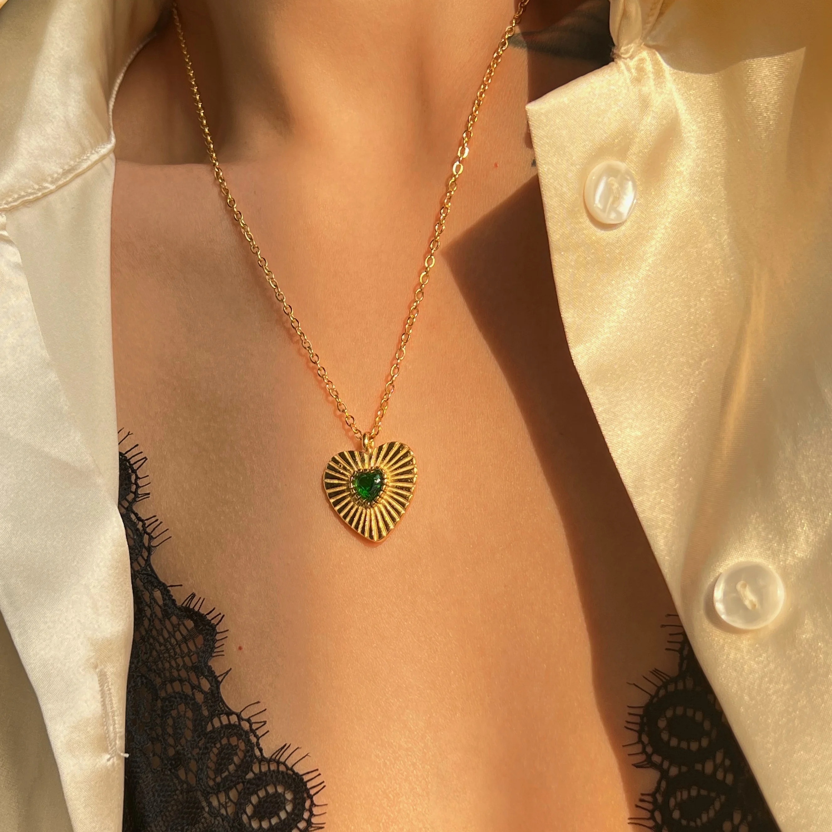 

2022 Dazan New Ins Wholesale 18k Gold Plated 316l Stainless Steel Rococo Style Heart Shaped Green Zircon Link Necklace For Women