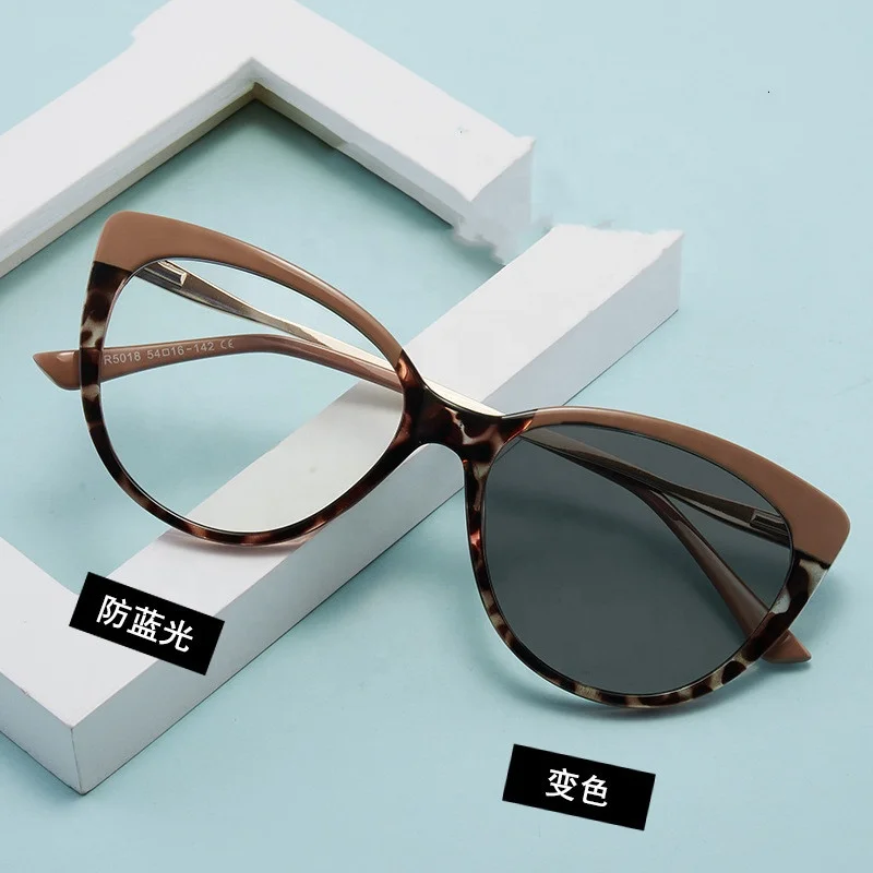 

2023 Color Change Grey Frame Photochromic Glasses Custom Women Cat Eye Classical Anti Blue Light Lens color changing sunglasses