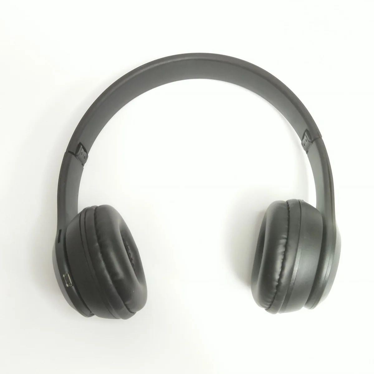 

P47 Factory wholesale Portable folding wireless earphones with excellent sound quality