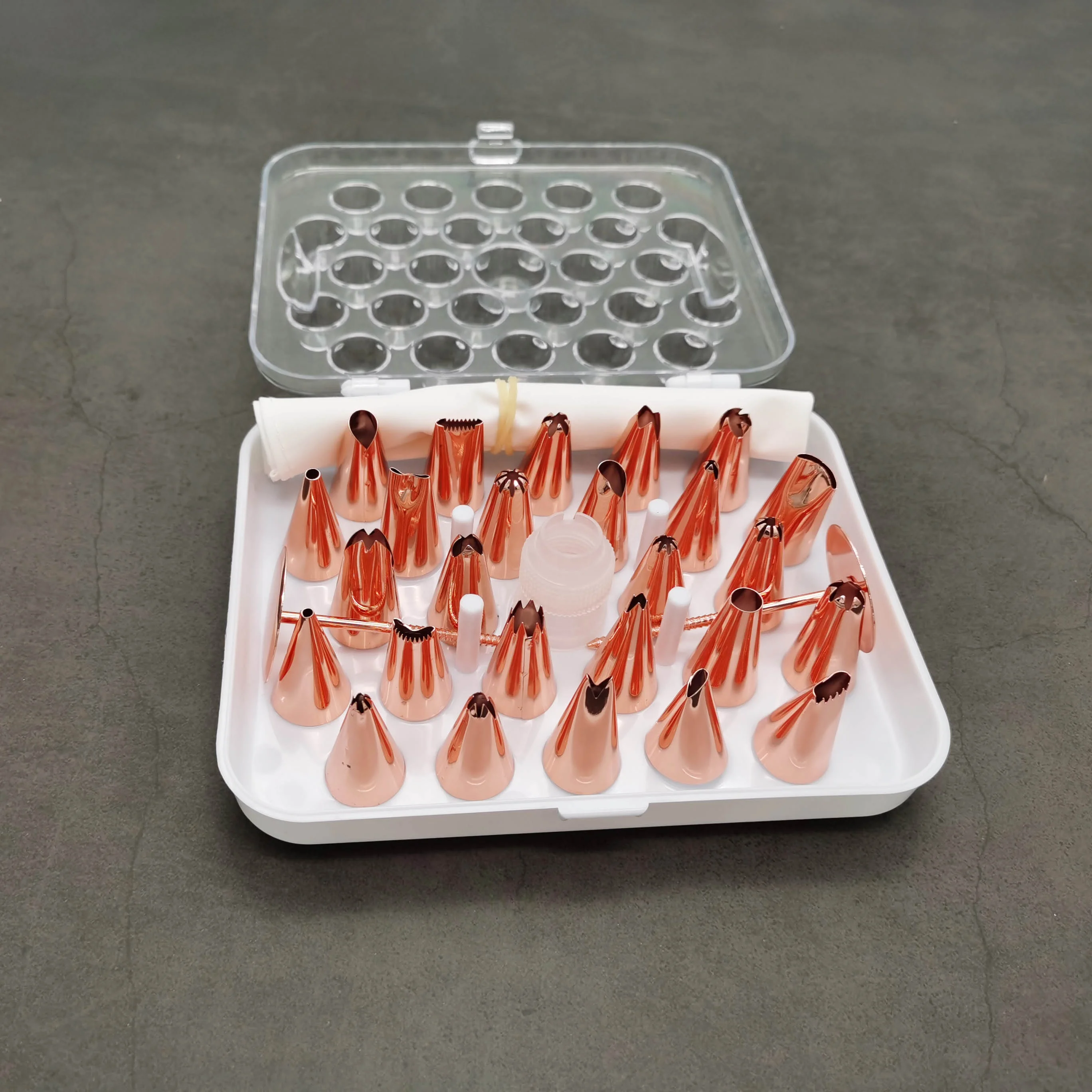 

Kitchen Accessories rose gold Stainless Steel 26pcs Cake Decoration Icing Tip Piping Nozzle DIY Pastry Bag with Storage Box