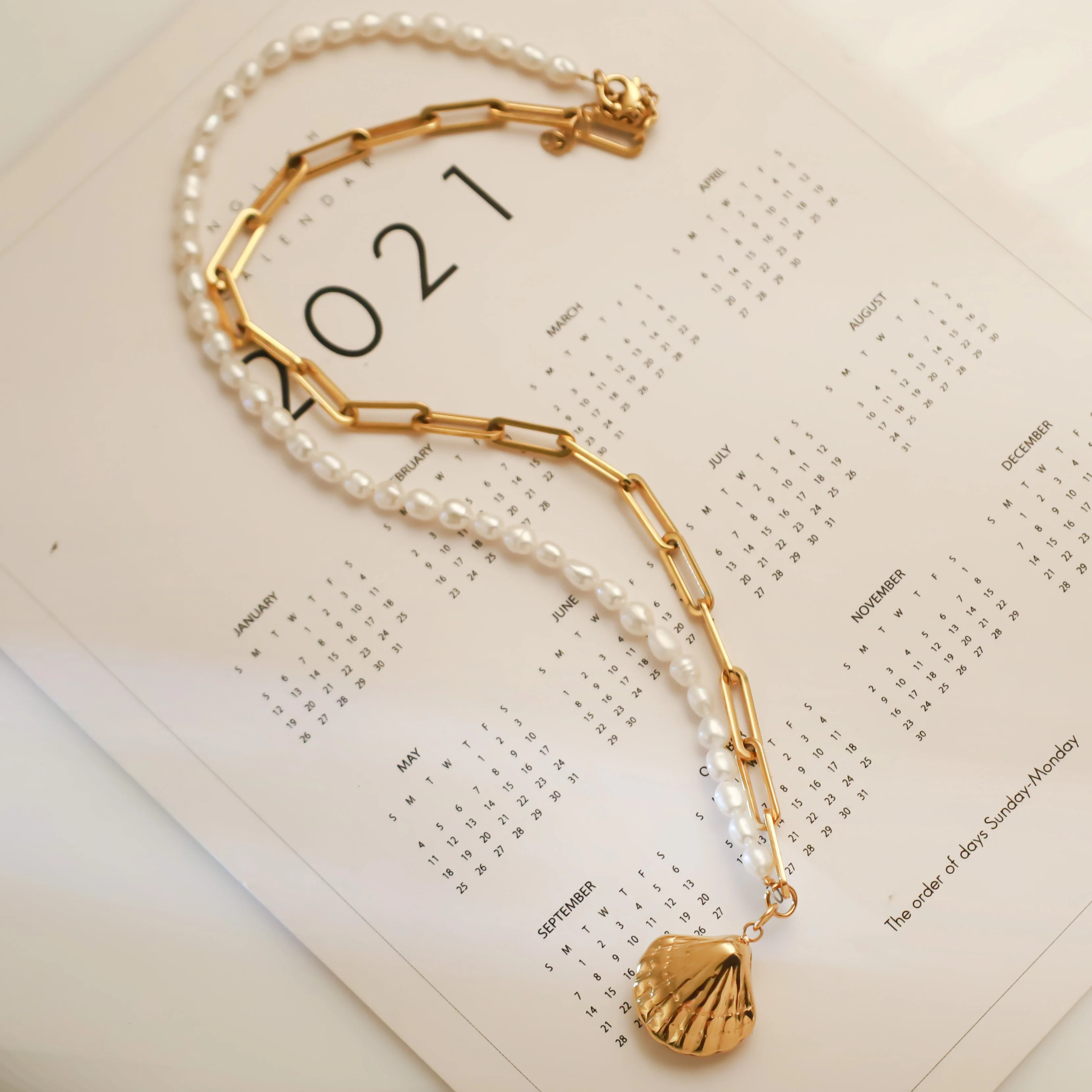 

Fashion Style 18K Gold Plated Shell Pendant With Paneled Pearls Stainless Steel Necklace For Women