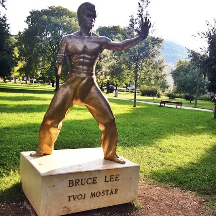 Брюс где живет. Bruce Lee статуя. Брюс ли памятник. Статуя Брюса ли. Surprised Statue.