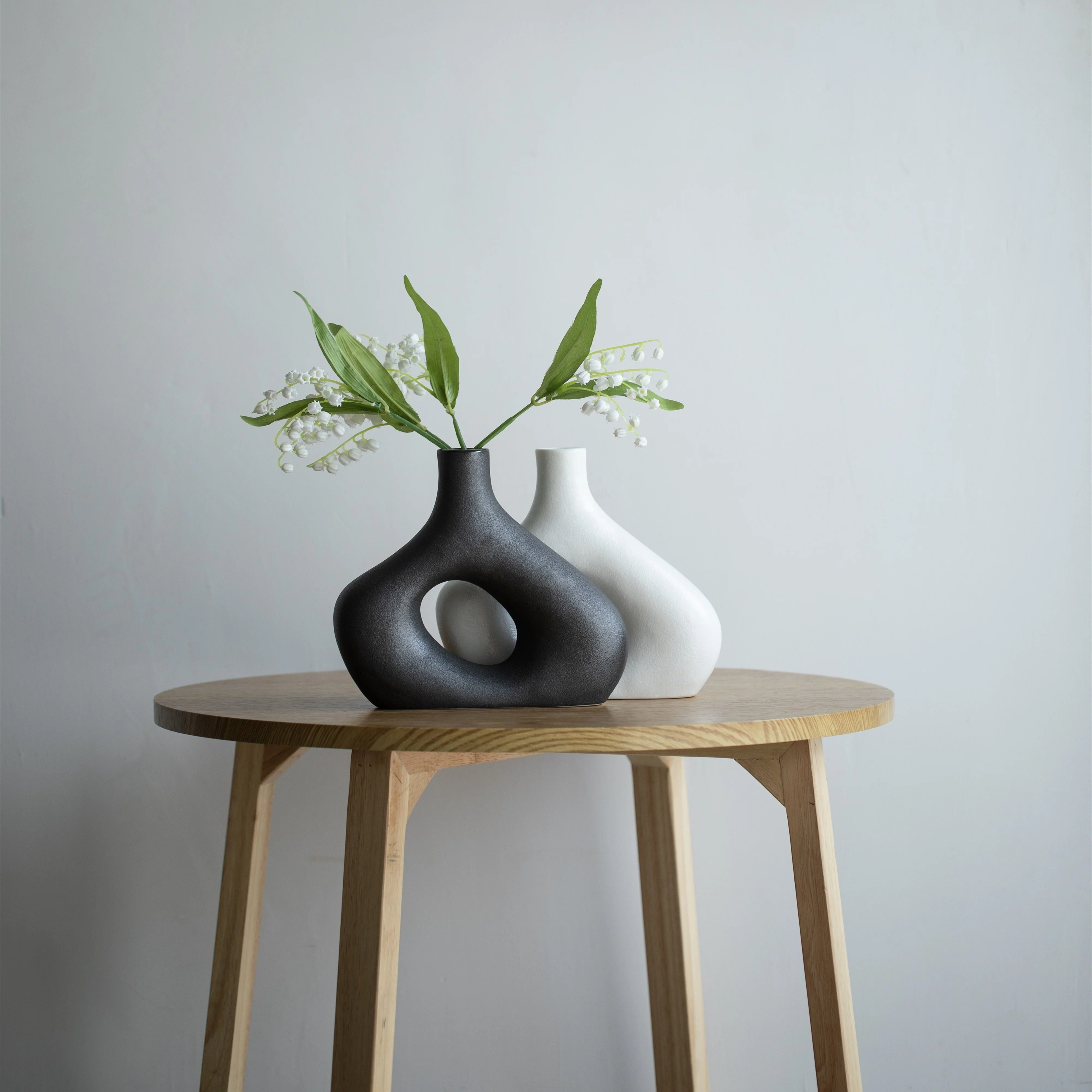 

Nordic Style Black And White Minimalism Ceramic Vase Flower Arrangement Tabletop Modern Geometric Ceramic Vase, Black white