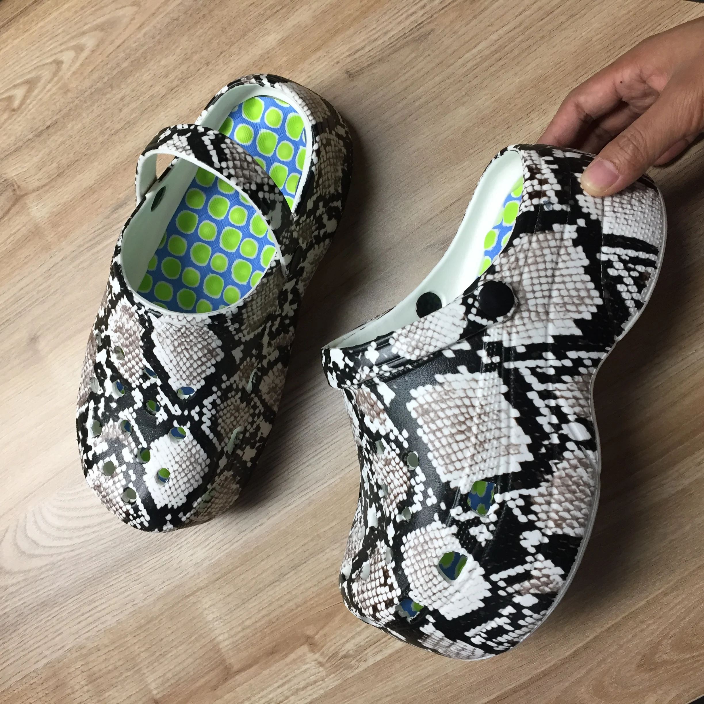 

Women's High Platform Animal Printing Leopard Clogs Women Platform Gardener eva Clog Thick Sole 10cm Heel Wedge Shoes For Women, Pink,green,white