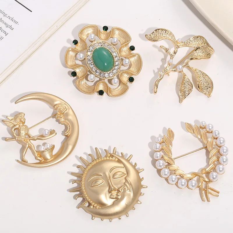 

Vintage 18k Gold Plated Moon Shaped Pearl Brooch Pins For Men Women Personality Geometric Leaf Hijab Pins Baroque Pearl Brooches