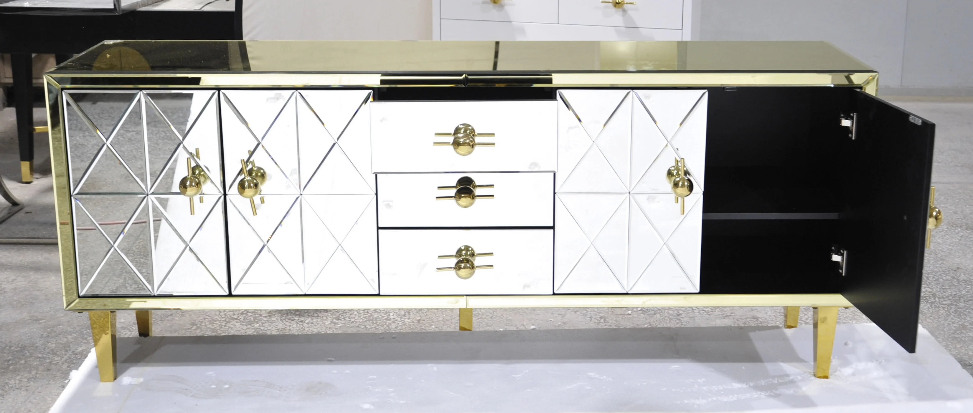 Modern Appearance Modern Mirrored 4 doors& 3 drawers Cabinet Specific Use Glass console buffet Sideboard Cabinet