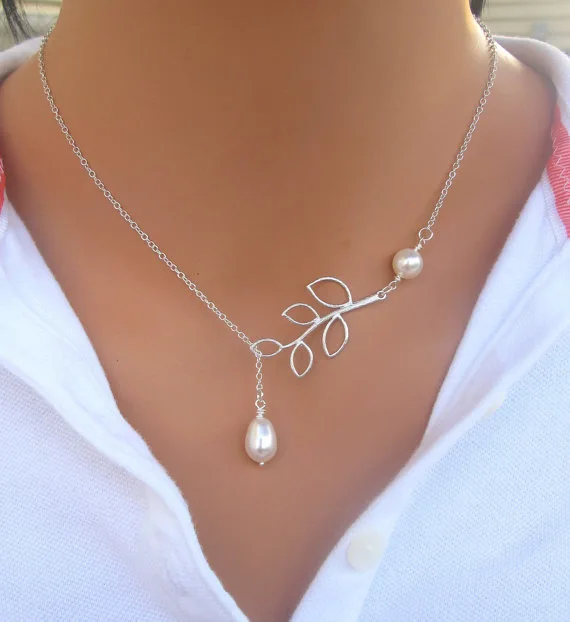 

Simple leaves Pearl leaves short necklace