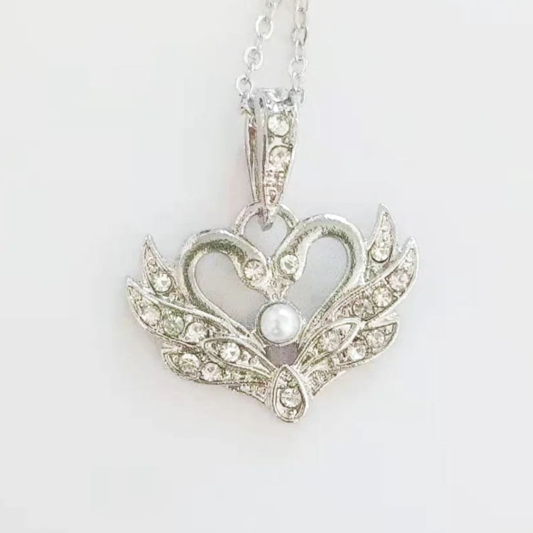 

New Women's Elegant Swan Heart-shaped Angel Wing Necklace Couple Gift