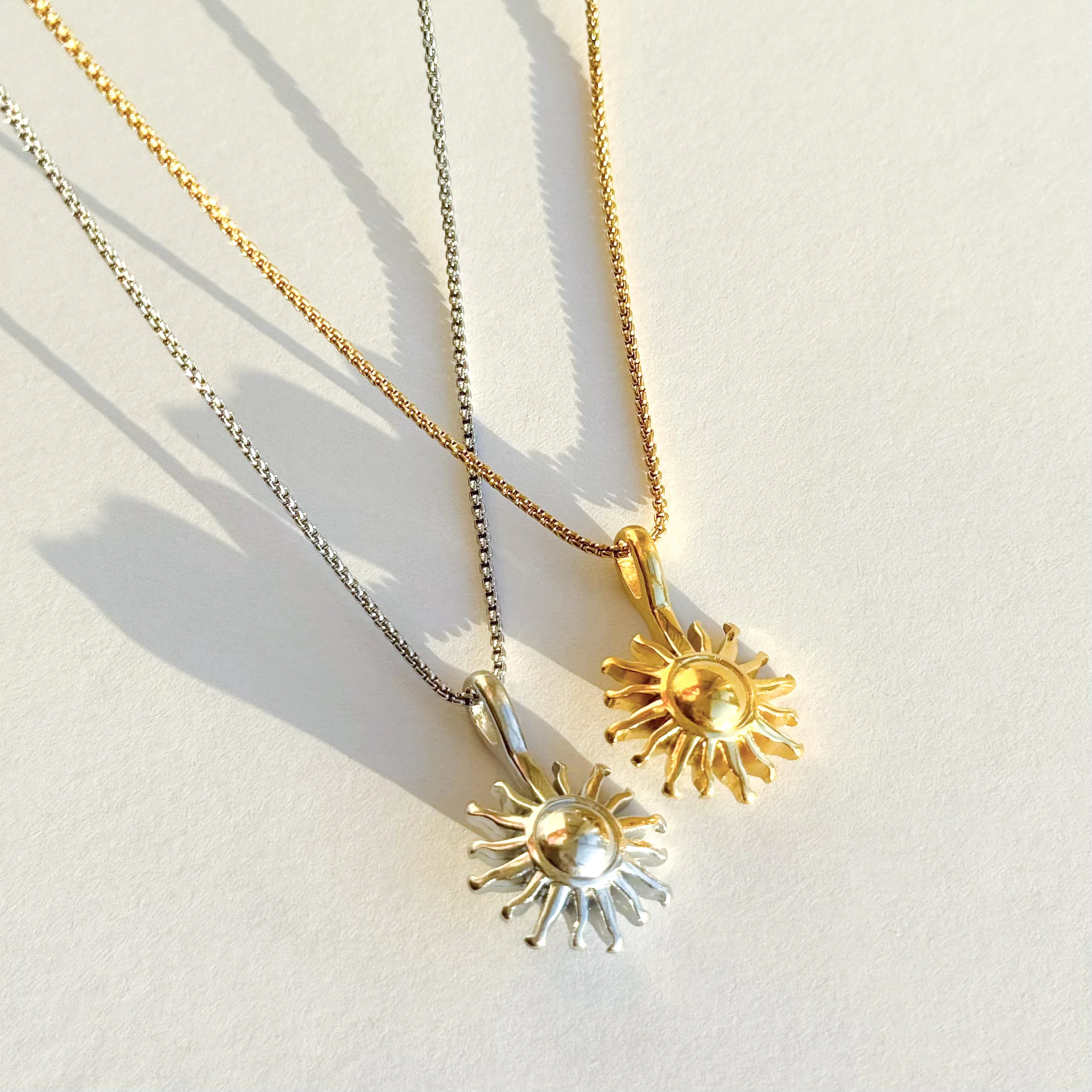 YF4062 Waterproof 18k Gold Plated Non Tarnish Jewelry Stainless Steel Vintage Court Design Sun Flower Pendant Box Chain Necklace