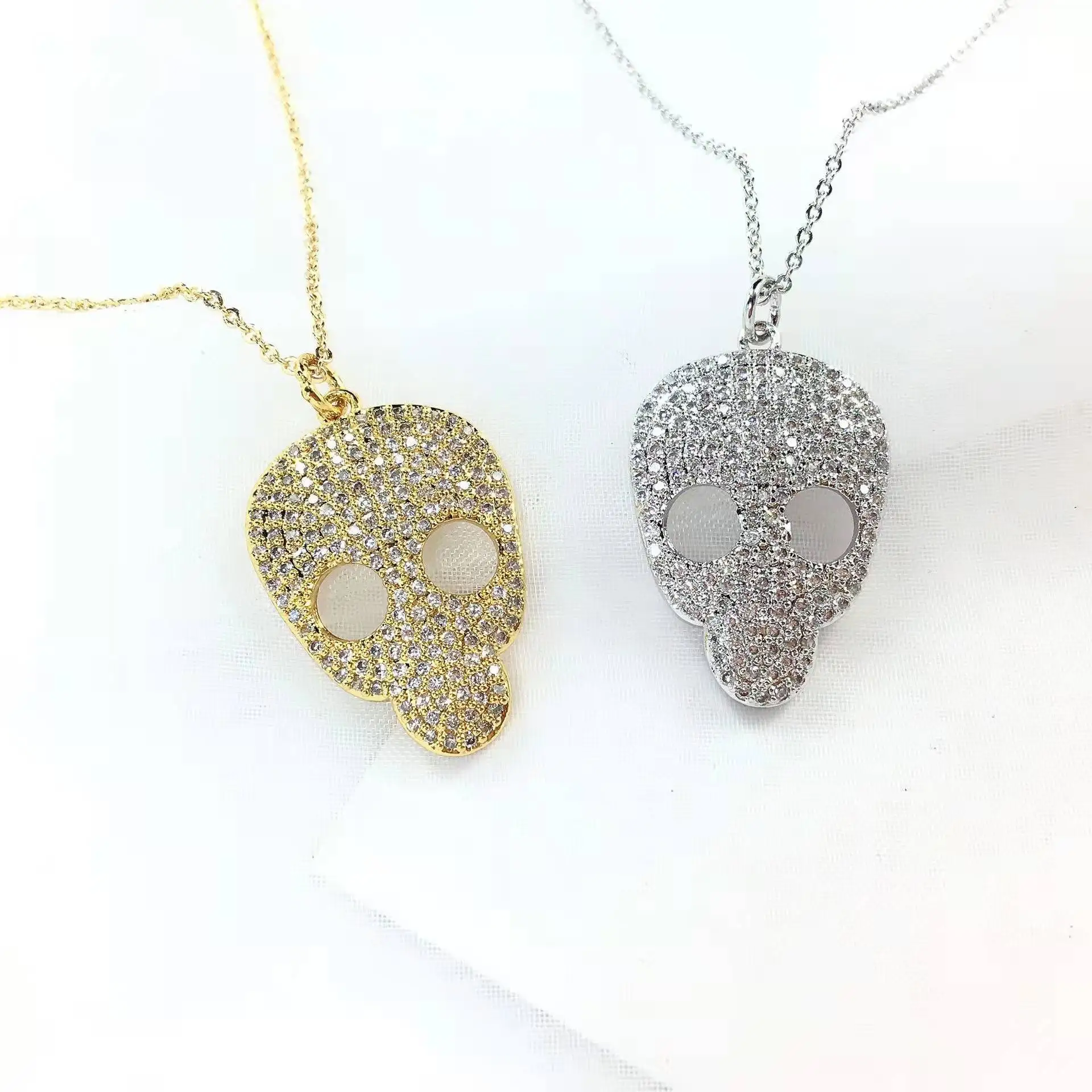 

SC Hot Gold Plated Skull Pendant Necklace Trendy Sparkling Skull Zircon Diamond Pendant Necklace for Women Men, Gold, silver