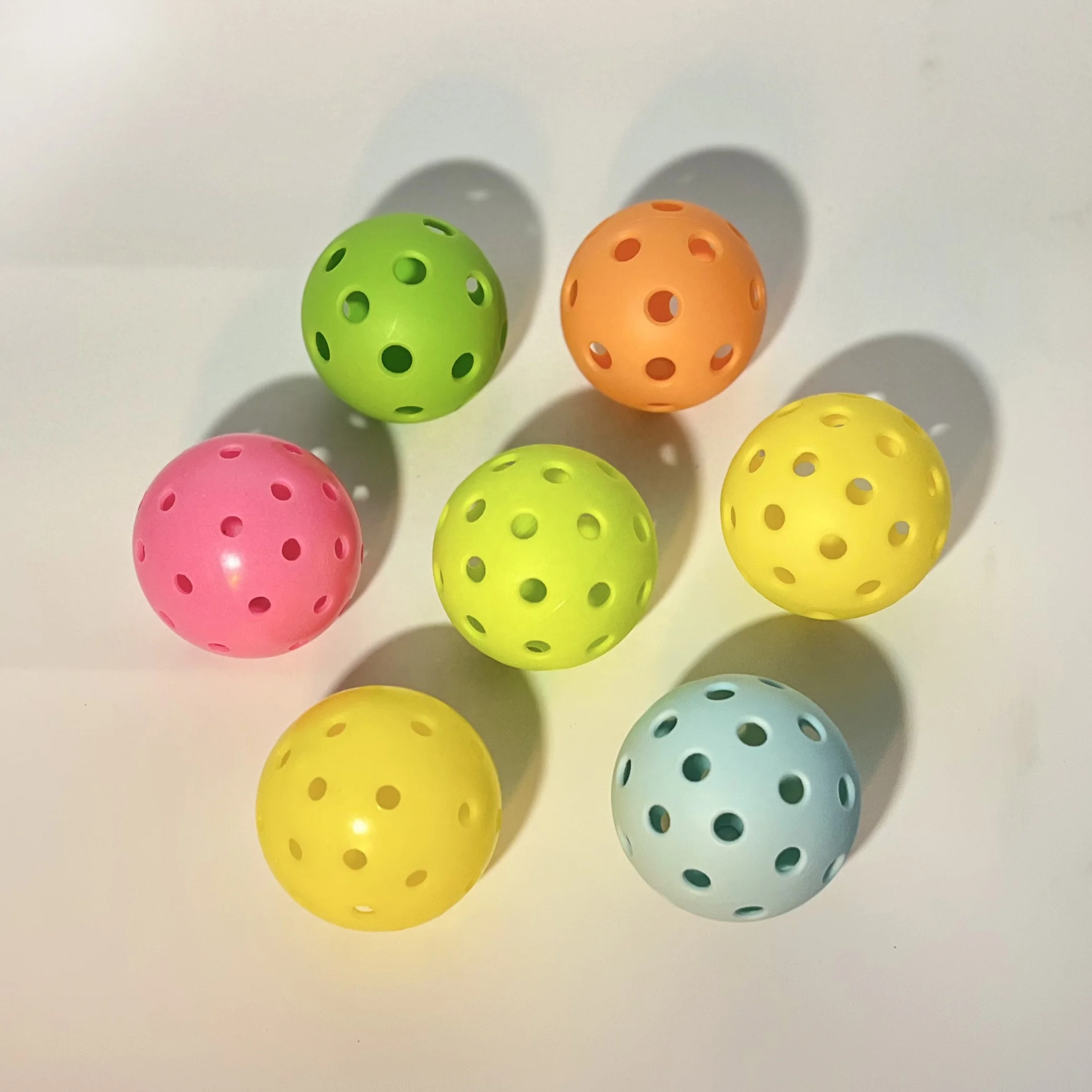 

Lansda Sport Oem Odm Usapa Standard Pickleball Indoor 26 Holes Outdoor 40 Holes Plastic Paddle Pickle Ball Pickleball Balls