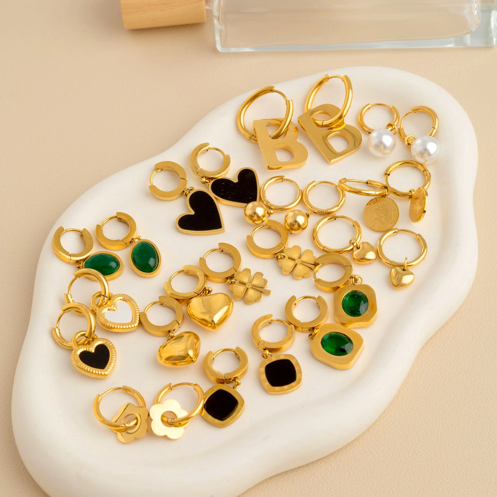 

Vintage 18k Gold Stainless Steel Emerald Resin Heart Drop Huggies Earrings Women Pearl Letter Flower Earrings Jewelry Gift