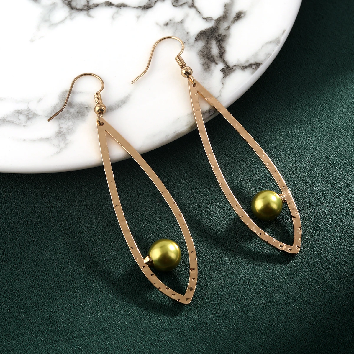 

2023 Minimalist 18k gold plated korean earrings popular pink pearl earrings hawaiian hoop earrings womens