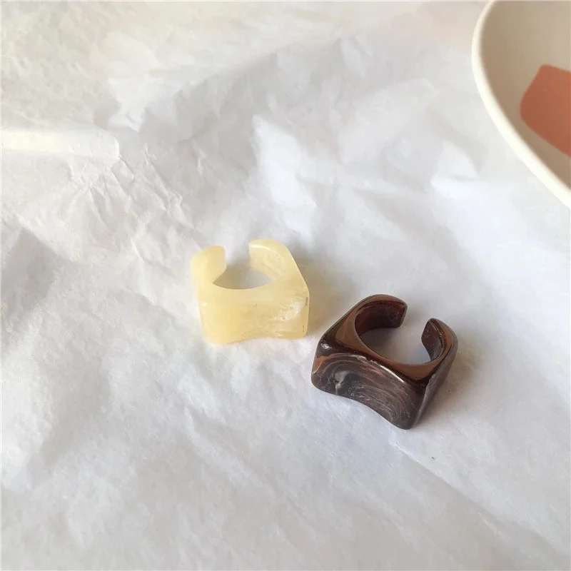 

New Vintage Fashion Printing Grain Resin Ring Square Cool Wind Ring Wide Ivory Color Acrylic Rings For Girl Jewelry Gift