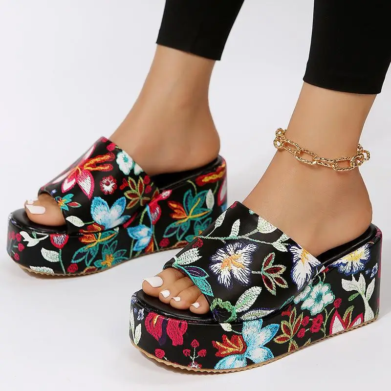 

2023 summer new round head wedge with one line classic embroidered women's large size slippers with sandals