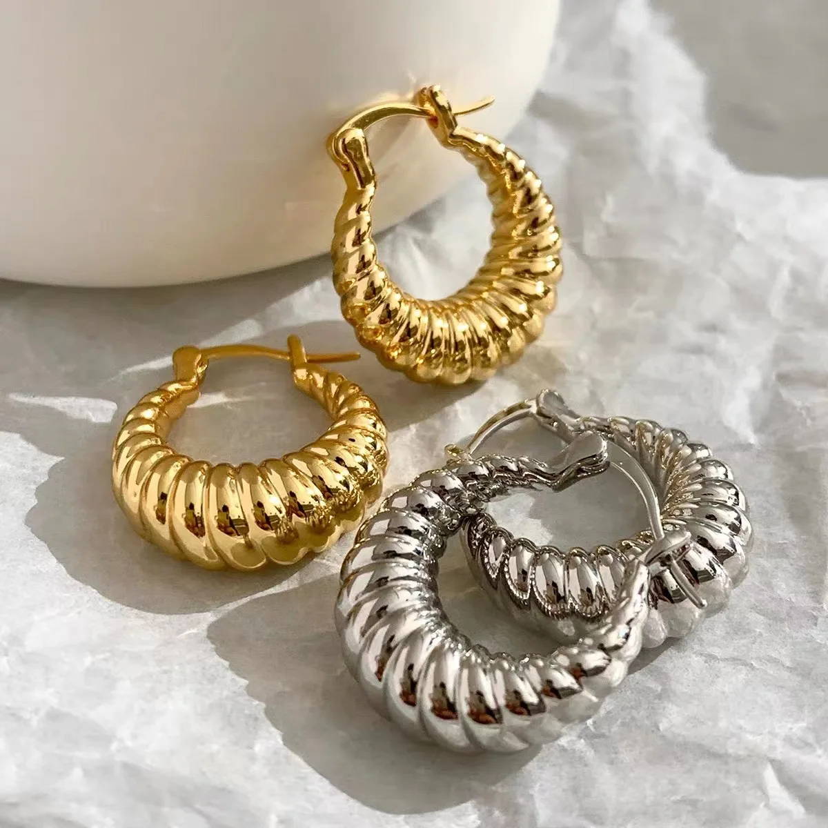 

Croissant thread pattern earrings 18k gold-plated stainless steel drop contour huggie hoop earrings