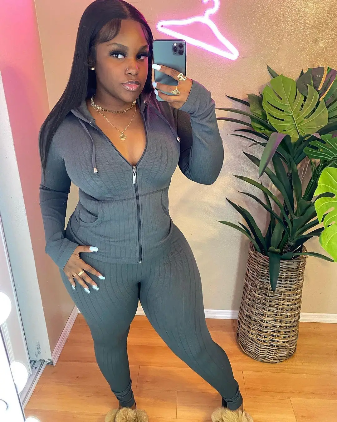 

Best selling custom logo boutique winter sweatpants and hoodie set 2 piece set women