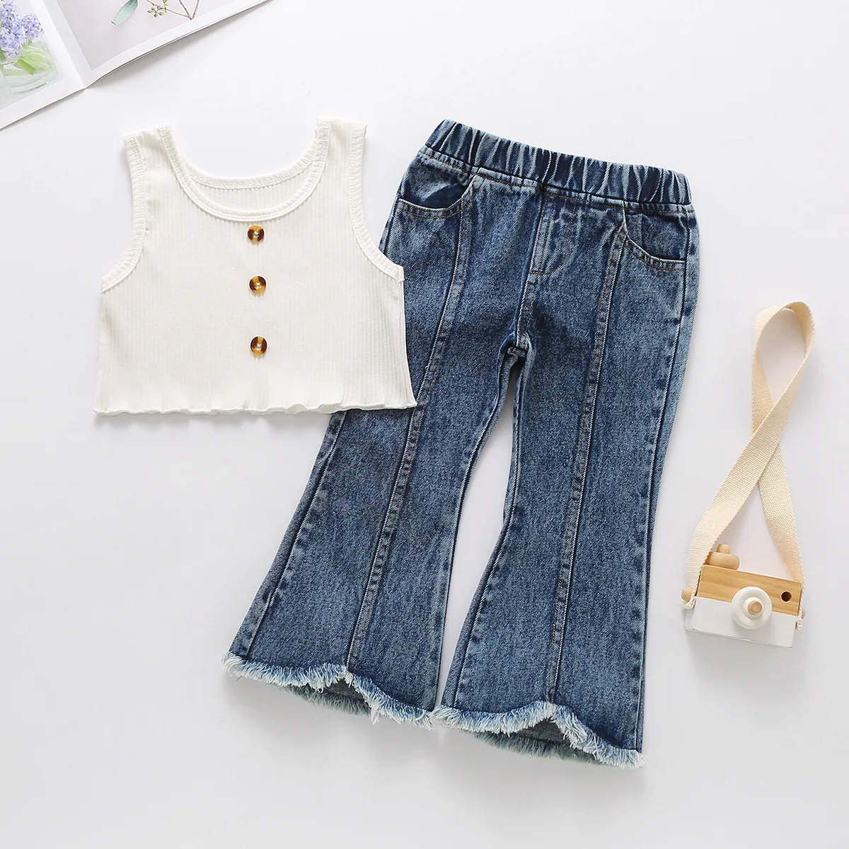 

2021 Summer Girl 2 pcs Casual Clothes Kit Fashion Toddler Girl White Crop Tank top with Buttons +Bell-Bottoms Jeans 2-6T, As photos