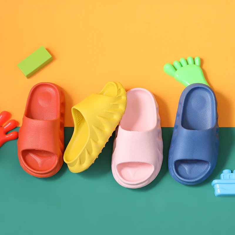 

2021 New arrival kids flame Perforated sole slipper slide brand shower bathroom rubber girl boy yeezy slide slipper strap sandal