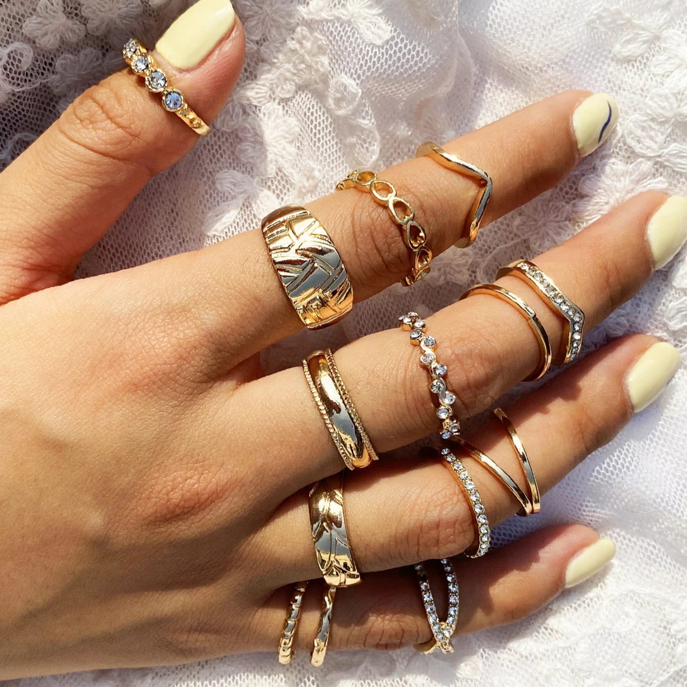 

Retro Hollow Curved Gold Finger Rings 15pcs Ring Set Ins Trend Inlay Diamond Rings for Women Teen Girls