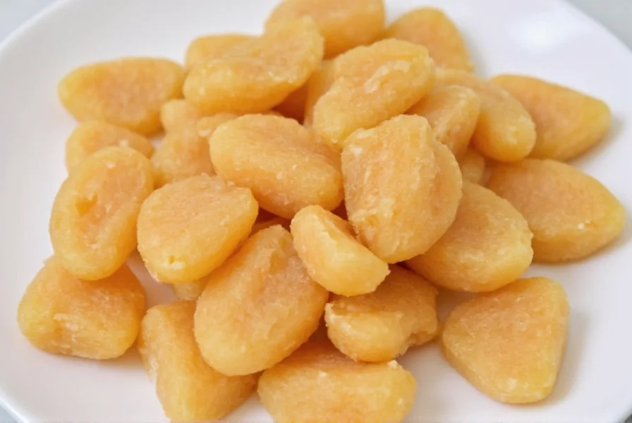 Verschiedene hausgemachte Ingwerbonbon-Varianten, darunter schokoladenüberzogene und zitrusverfeinerte Stücke